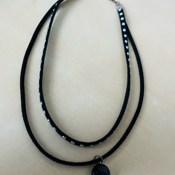 This faux leather choker gives you an elegant look and unique style - Picture 2 of 3